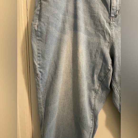 Susan Graver Girlfriend Raw Hem Cuffed Light Wash Jean Size 22W - Picture 4 of 16